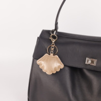 Breloque de sac en forme de coquillage, porte-clés en cuir PU avec pendentif coquillage cousu, ornement pour sac fourre-tout, sac bandoulière et porte-clés de voiture