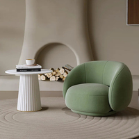 Salon de réception et de négociation de style nordique de luxe, avec canapés et fauteuils créatifs en velours