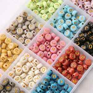 Set de 15 Cajas de Acrílico Coloridas con Letras, Cuentas Sueltas Redondas Doradas con Alfabeto para Hacer Pulseras de Amistad y Joyería - Product Image 3