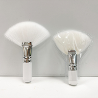 Mini handzame, pluizige kwast met kort handvat, zachte veganistische gezichtsmaskerkwasten, cosmetische applicator.