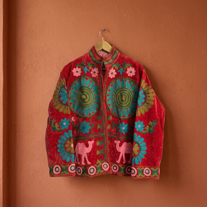 OEM ODM Ropa Casual de Invierno para Mujer, Tela de Terciopelo Rojo, Diseño Multicolor con Estampado de Camelones y Flores, Cuello Alto, Manga Larga, Abierto - Product Image 1
