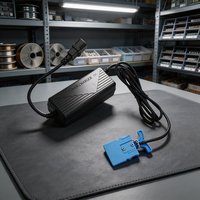 Pengisi Daya Tahan Api 54.6V QC3.0 untuk AGV & E-Mobility - Desain Tahan Debu & Air untuk Lingkungan Keras