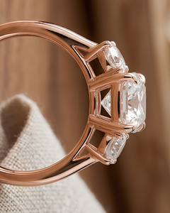 Bague de fiançailles en moissanite taille coussin 3,50 carats, or rose 14K, sertie à double griffe, bague à trois pierres, bague de demande en mariage, bague de mariée - Product Image 5