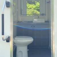 Toilettes portables modernes personnalisées, remorque mobile de luxe durable pour les toilettes de camping en plein air avec couleur personnalisée