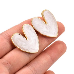 Boucles d'oreilles clous en acier inoxydable avec cœur émaillé blanc, bleu, noir, rose, jaune, plaqué or PVD, étanches, bijoux de mode quotidiens pour femmes - Product Image 6