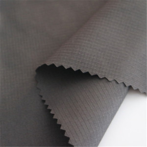 100% <span class=keywords><strong>Polyester</strong></span> <span class=keywords><strong>150D</strong></span> Ripstop <span class=keywords><strong>pongee</strong></span> lót vải 0.28*0.25 chống thuốc đồng bằng nhuộm cho sử dụng hàng may mặc - Product Image 3