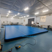 Piste d'air en PVC personnalisé étanche à l'air gonflable aire de jeux intérieure pour salle de sport football et entraînement sportif avec fonction d'escalade