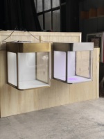 Vitrine de comptoir en verre trempé avec base en acier inoxydable et éclairage LED pour les bijouteries