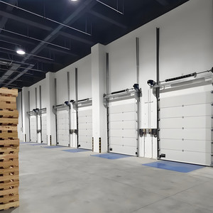 Porte de garage sectionnelle industrielle électrique à levage vertical avec fenêtre de visualisation pour entrepôts frigorifiques et zones de chargement - Product Image 2