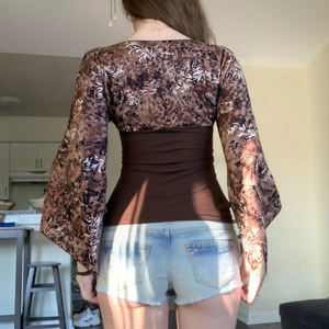 Chemise pour femme décontractée confortable à manches bouffantes en tricot extensible à imprimé floral vintage Y2K à col en V - Product Image 4