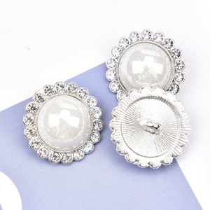 2Cm Vòng Ngọc Trai Rhinestone Nút May Trên Hợp Kim Phụ Kiện Hoa Nhỏ Khóa Tự Làm Áo Giày Túi Trâm Cài Ăn Mặc Trang Trí - Product Image 4