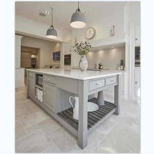 Armoires de cuisine en bois massif sur mesure en forme de L gris clair - Product Image 6