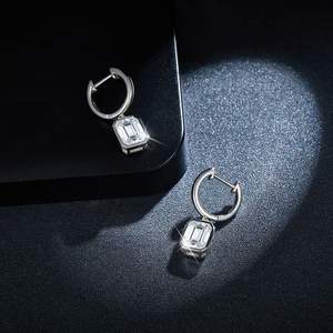 Pendientes de Aro de Moda con Piedra Mossa, Accesorios de Joyería de Silicona con Forma de Llave y Piedra Moissanita - Product Image 2