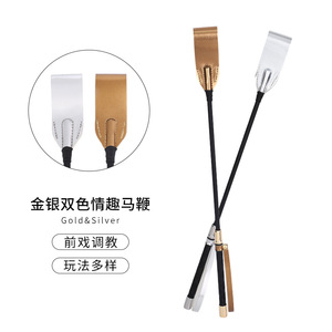 Látigo de cuero sintético en colores oro y plata con superficie de impacto suave para juegos de rol y castigo para adultos. - Product Image 3