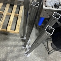 Support en acier soudé sur mesure avec option de tube carré en acier cornière, trous percés avec précision pour le montage d'équipements