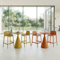 Ensemble de tabourets de bar et table haute en plastique moderne et durable, résistant aux intempéries, avec base conique, chaises de salle à manger ergonomiques empilables pour café, bistrot, école