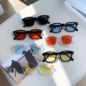Lunettes de soleil carrées vintage, effet amincissant, design sans maquillage, tendance, pour hommes et femmes - Product Image 1