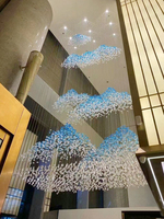 La zone de réception et de négociation du hall de l'hôtel est décorée de suspensions colorées en cristal de pierre irrégulière