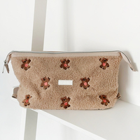 Pochette à maquillage en peluche Teddy brodée personnalisée, nouveau design, mignonne, douce, en velours pour femme