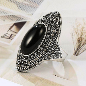 Anello in stile bohémien scuro con design barocco vintage per donna - Product Image 2