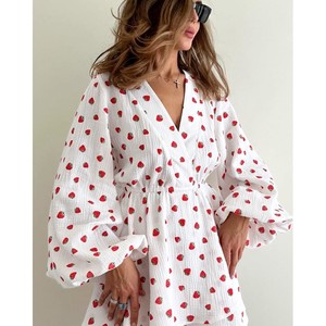 Abito Midi Elegante da Donna in Crepe di Cotone con Stampa Fragole, Maniche a Lanterna, Scollo a V e Vita Alta, Modello A-Line, per l'Autunno - Product Image 1