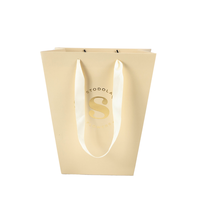 Speziell für Blumenläden: Luxuriöse Champagnerfarbene Blumenpapiertüte mit Goldprägung-Logo-Aufdruck
