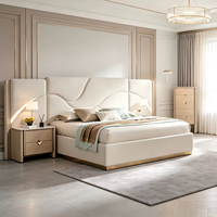 Ensemble de meubles de chambre principale minimaliste français avec cadre de lit LED en velours crème à finition dorée, armoire miroir et commode à tiroirs LED