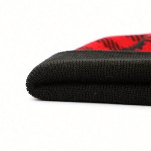 Gorro de Punto Cálido para Protección Invernal, 100% Acrílico, Gorro con Pompón para Niños, Gorro de Punto con Parche Tejido a Cuadros Negros y Rojos - Product Image 6