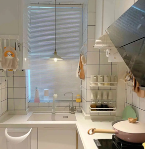 Persianas venecianas <span class=keywords><strong>de</strong></span> madera <span class=keywords><strong>de</strong></span> Paulownia y tilo personalizadas con <span class=keywords><strong>cinta</strong></span> <span class=keywords><strong>de</strong></span> escalera, control manual <span class=keywords><strong>de</strong></span> cadena y lamas <span class=keywords><strong>de</strong></span> ancho ajustable - Product Image 1