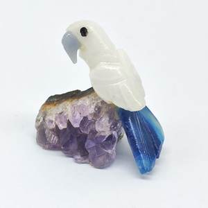 Pierre brute brésilienne : Agate dentelle bleue / Calcite blanche / Agate bleue / Améthyste – Sculpture de perroquet - Product Image 1