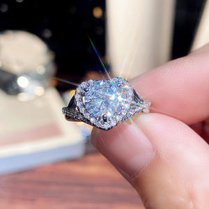 Anello F1422 con Diamante Taglio Cuore in Oro Bianco, Diamante Naturale per Fidanzamento, Colore G, con Pietre Laterali - Product Image 4