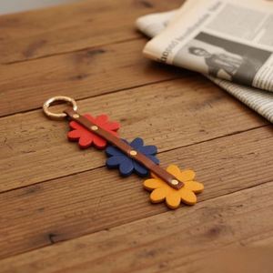 Creative PU Leather Flower-shaped Bag Accessory Pendant Fashionable Car Keychain <b>Cute</b> <b>Keyring</b> Bag Charm for Women Girls - Product Image 4