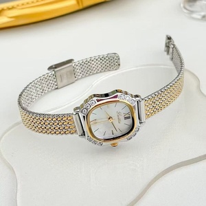 <span class=keywords><strong>Montre</strong></span> élégante de <span class=keywords><strong>luxe</strong></span> pour femmes, cadran carré en alliage et verre, bracelet en maille tissée <span class=keywords><strong>bicolore</strong></span> or et argent, mouvement à quartz. - Product Image 1