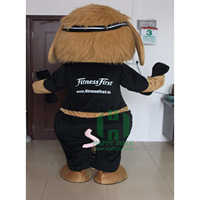 Cochon brun personnalisé avec des vêtements noirs mascotte costume cosplay habillage marche performance sport cochon mascotte costume