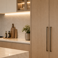 Armoires de cuisine bicolores bois et blanc pour les projets d'aménagement d'appartements et les équipements de logements locatifs