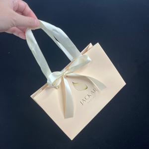 Sacs cadeaux de luxe couleur pêche avec estampage à chaud doré - Sacs shopping en satin avec nœud pour produits de soin et cosmétiques - Product Image 3