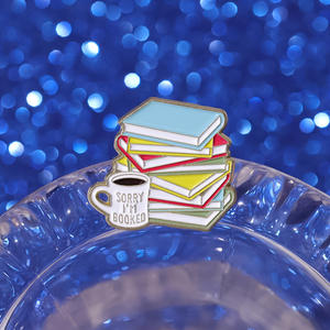 <span class=keywords><strong>เข็มกลัด</strong></span>โลหะผสมสังกะสีเคลือบสีแบบอบลายหนังสือและแก้วกาแฟ ดีไซน์การ์ตูนสร้างสรรค์ อุปกรณ์ตกแต่งเสื้อผ้าอัจฉริยะ รางวัล ตราสัญลักษณ์โลหะ - Product Image 4