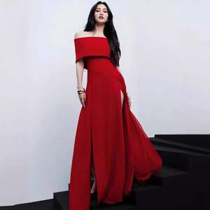 فستان رسمي أحمر أنيق بكتف مكشوف وشق جانبي للحفلات الراقية للسيدات - متوفر للطلب المسبق - Product Image 1