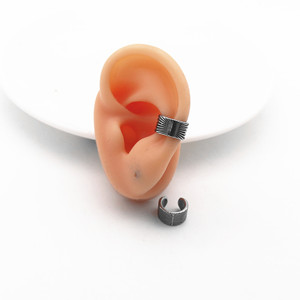Pendientes geométricos minimalistas con clip de acero de titanio, pendientes de puño unisex a la moda para hombres y mujeres, accesorios de joyería de moda - Product Image 4