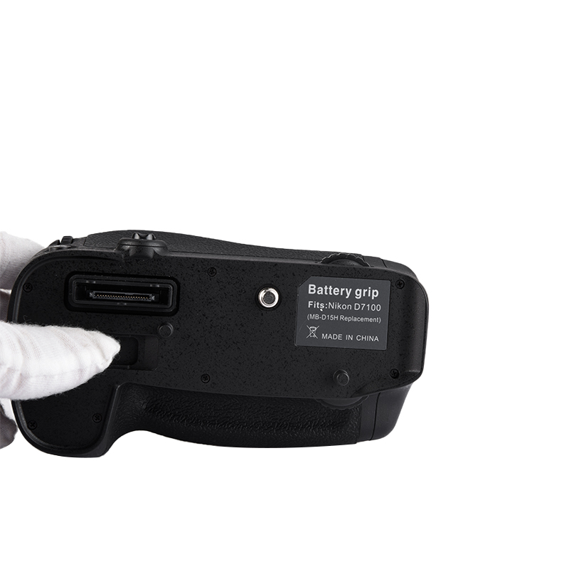 MB-D15 Vertical Battery Grip for Nikon D7100/D7200 Cameras - 12