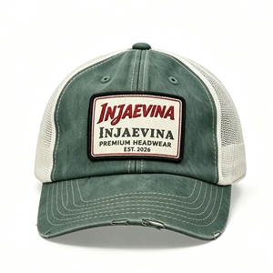 Casquette de baseball trucker personnalisée à 6 panneaux, effet vieilli, en sergé de coton lavé, avec dos en maille, patch tissé, visière courbée et fermeture snapback en plastique - Product Image 1