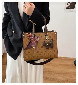 Mochila de Diseño de Último Modelo, Personalizada de Alta Gama, Poliéster de Lujo con Botón Sólido, Portátil y Elegante - Product Image 6