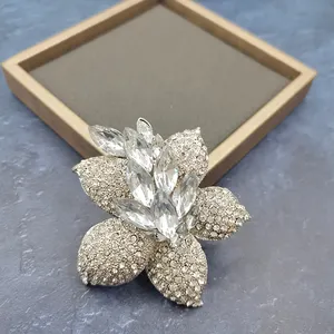 New Pearl Brooch Wholesale Customized Flower Golden Brooch Jewelry Factory Crystal Ladies Brooch in Bulk
