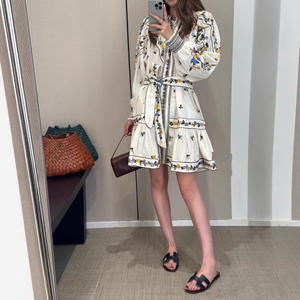 เดรสสั้นผ้ารามีสไตล์ลำลองหรูหราสำหรับผู้หญิง งานปักแน่นระดับไฮเอนด์ คอตั้ง ทรงเอ ช่วยเก็บหน้าท้อง ผูกเอว - Product Image 2