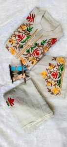 Un ensemble de 3 pantalons kurti blancs parfaits pour un look diwali avec du coton dupatta et une broderie lourde également magnifique pour une fête ou un mariage - Product Image 2