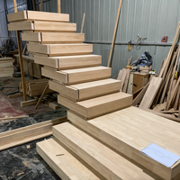Escalier flottant pour villa, hôtel, hall d'entrée, marches en bois en cantilever, garde-corps en verre sans cadre, escalier intérieur moderne