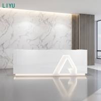 Bureau de réception moderne personnalisable Liyu, blanc, style artistique unique, éclairage LED, élégant, pour salon de beauté, spa, galerie, hôtel, hôpital