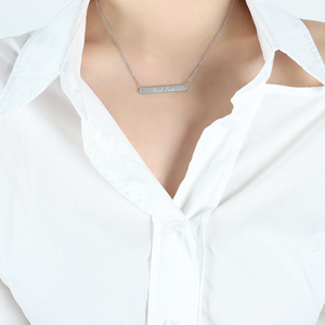 Venta al por mayor de alta calidad personalizado nuevo diseño de moda regalo de moda 18K chapado en oro de acero inoxidable buena suerte barra Horizontal amigos - Product Image 5