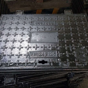 Couvercle de trou d'homme carré SMC étanche Matériau plastique composite en fibre de verre FRP avec fer conforme à la norme EN124 pour une utilisation sur route - Product Image 6