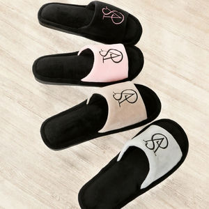 Chaussons d'intérieur pour femmes, antidérapants, en TPR brodé, de haute qualité, nouveau style, à bout ouvert, doux et rembourrés, vente en gros - Product Image 3